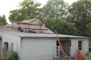 L'atelier vu de l'extérieur, toit effondré
